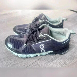 ON Women's Cloudflyer Running  Shoes Size 9.5